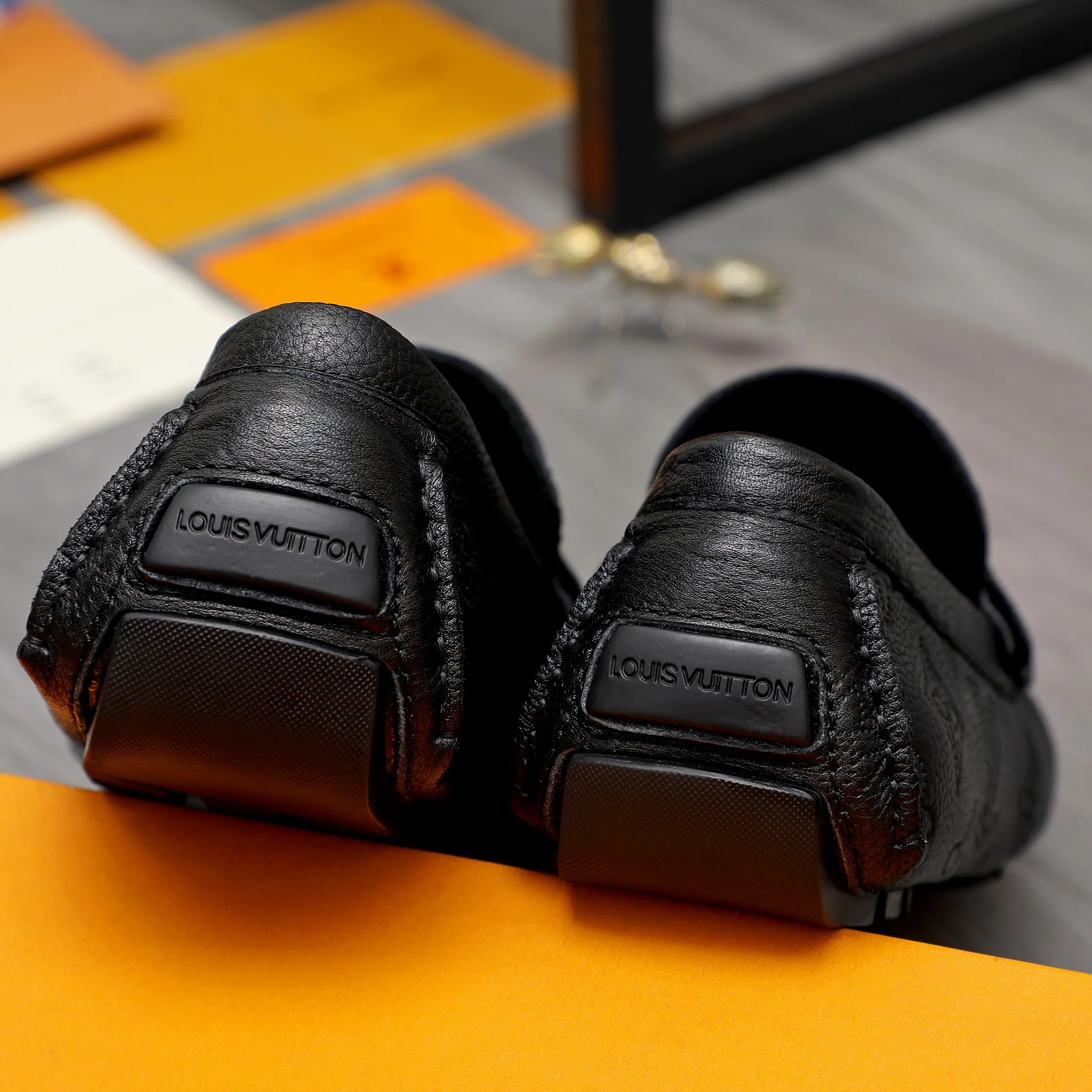 Men's shoes 💰400 Product trademark: LV "Louis Vuitton" business slip-on leather shoes Regular size: 38-45 (45 is custom-made and non-returnable) Product materials: Selected high-quality cowhide embossed upper, pigskin lining, rubber outsole